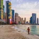 La plage de Jumeirah Beach Residence et ses gratte-ciel à Dubaï