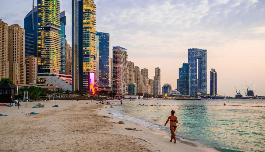 La plage de Jumeirah Beach Residence et ses gratte-ciel à Dubaï