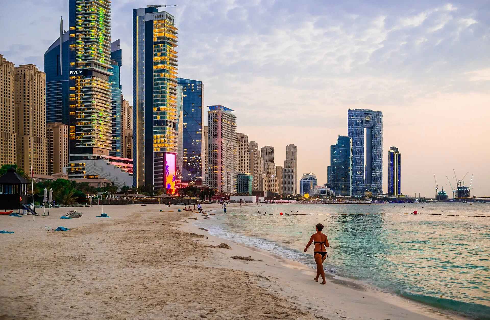 La plage de Jumeirah Beach Residence et ses gratte-ciel à Dubaï