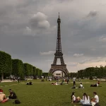 La tour Eiffel vue depuis le Champ-de-Mars à Paris