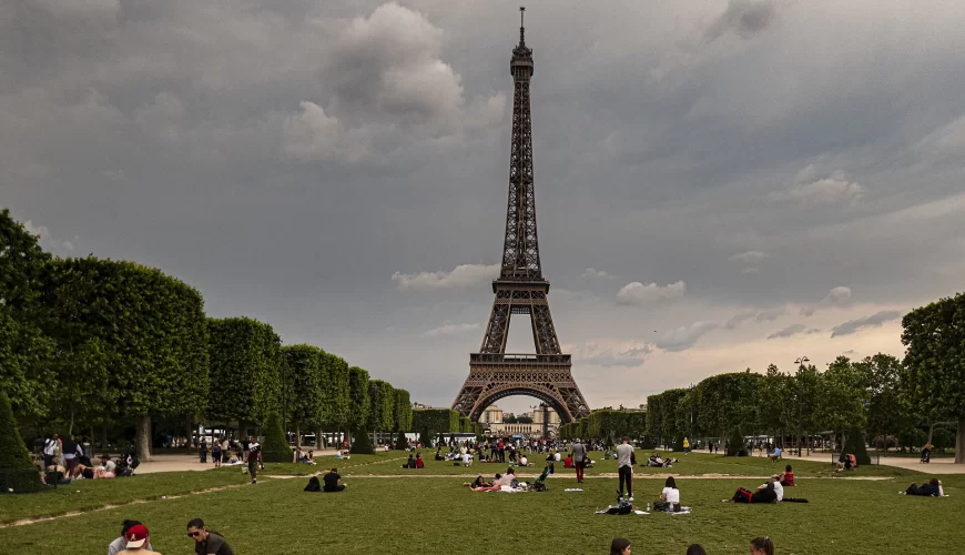 La tour Eiffel vue depuis le Champ-de-Mars à Paris