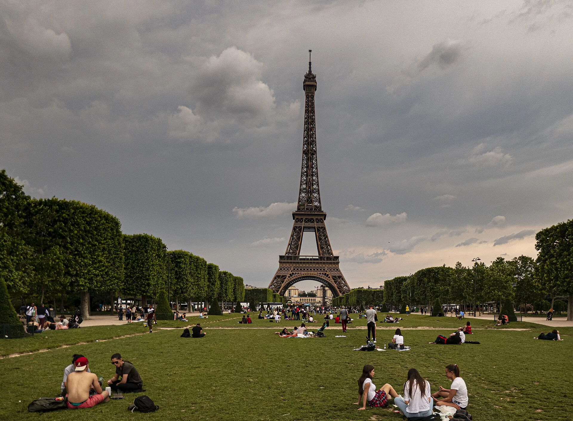 La tour Eiffel vue depuis le Champ-de-Mars à Paris