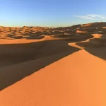 La crête d'une grande dune de l'erg Chebbi près de Merzouga