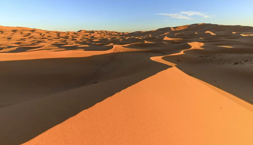 La crête d'une grande dune de l'erg Chebbi près de Merzouga