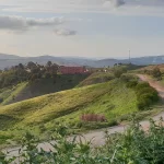 Un chemin de terre serpentant entre les collines près de Moulay Yacoub