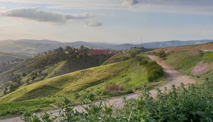 Un chemin de terre serpentant entre les collines près de Moulay Yacoub