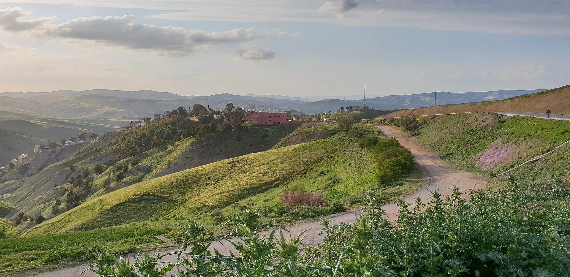 Un chemin de terre serpentant entre les collines près de Moulay Yacoub