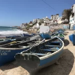 Des barques de pêche échouées sur la plage de Taghazout