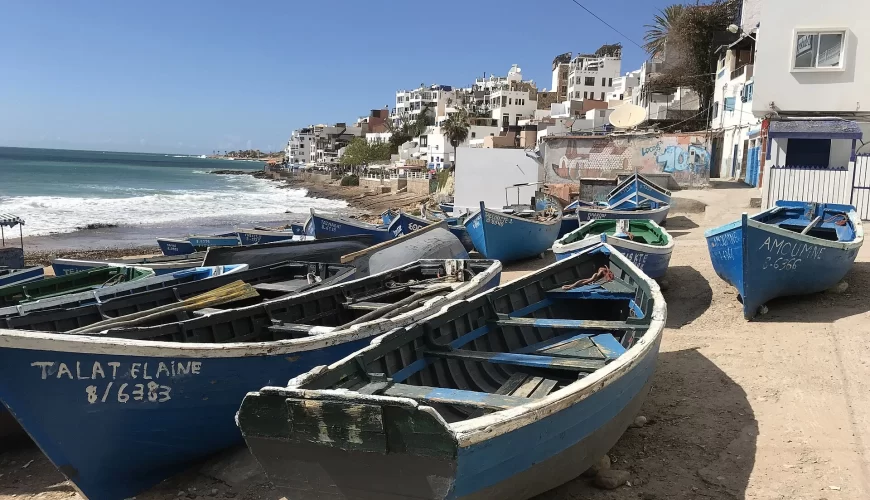 Des barques de pêche échouées sur la plage de Taghazout