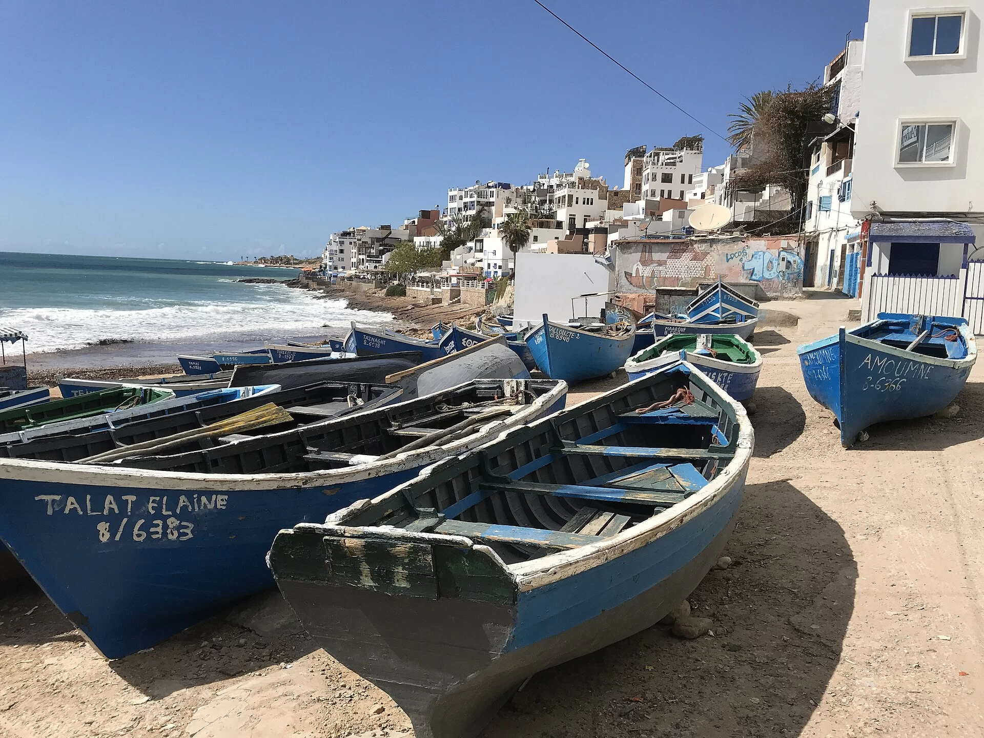 Des barques de pêche échouées sur la plage de Taghazout