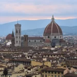 Le Duomo et le campanile de Giotto dominant les toits de Florence