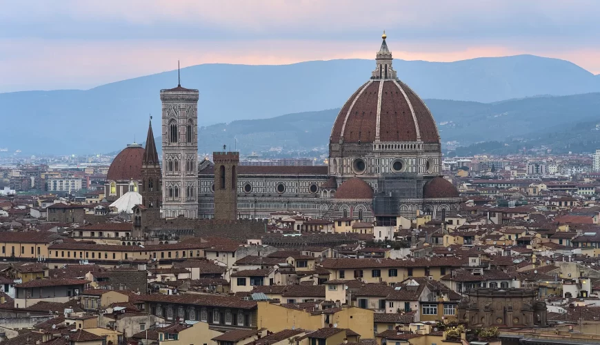 Le Duomo et le campanile de Giotto dominant les toits de Florence