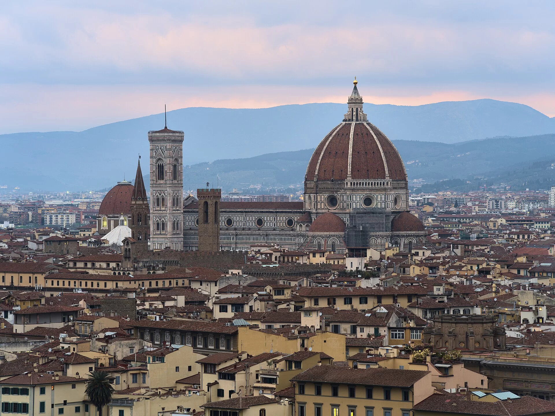 Le Duomo et le campanile de Giotto dominant les toits de Florence