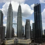 Les tours jumelles Petronas à Kuala Lumpur sous les nuages