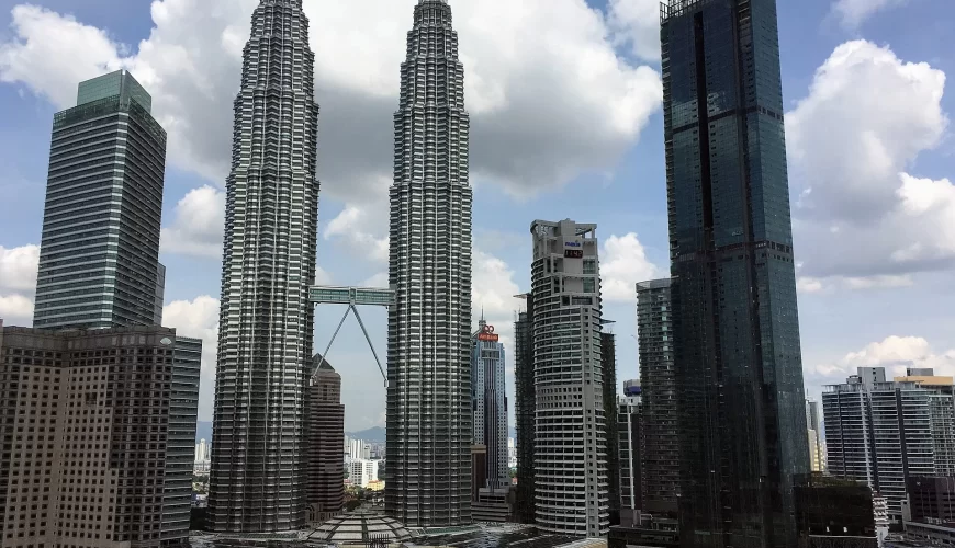 Les tours jumelles Petronas à Kuala Lumpur sous les nuages