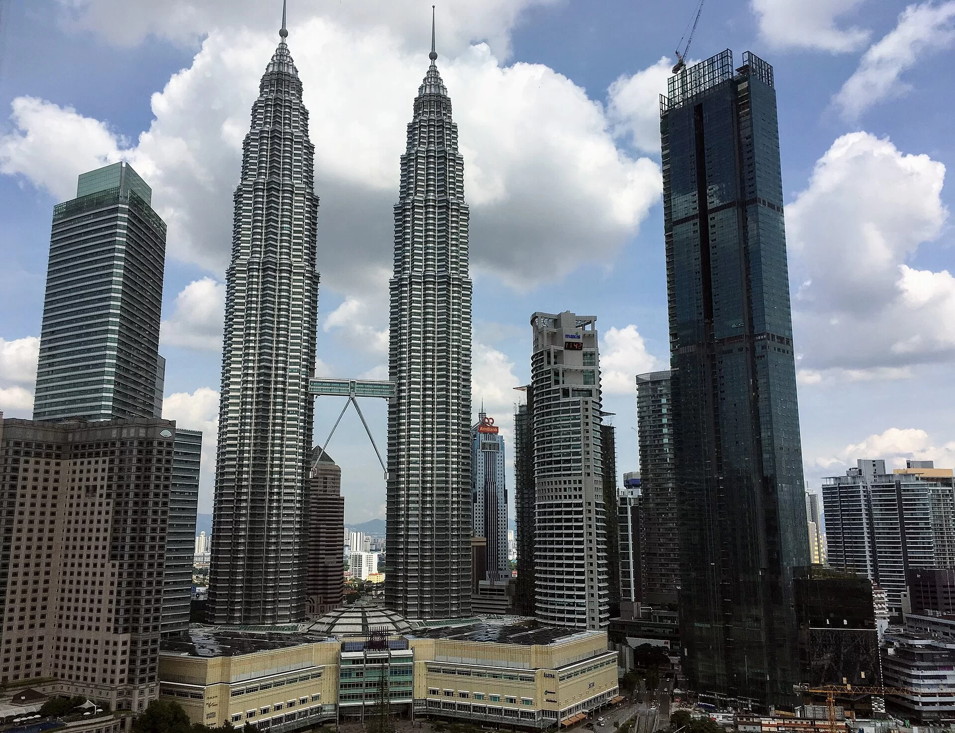 Les tours jumelles Petronas à Kuala Lumpur sous les nuages