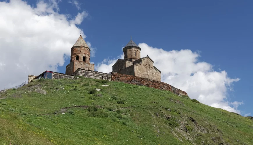 L'église de la Trinité de Gergeti sur sa colline verte, en Géorgie