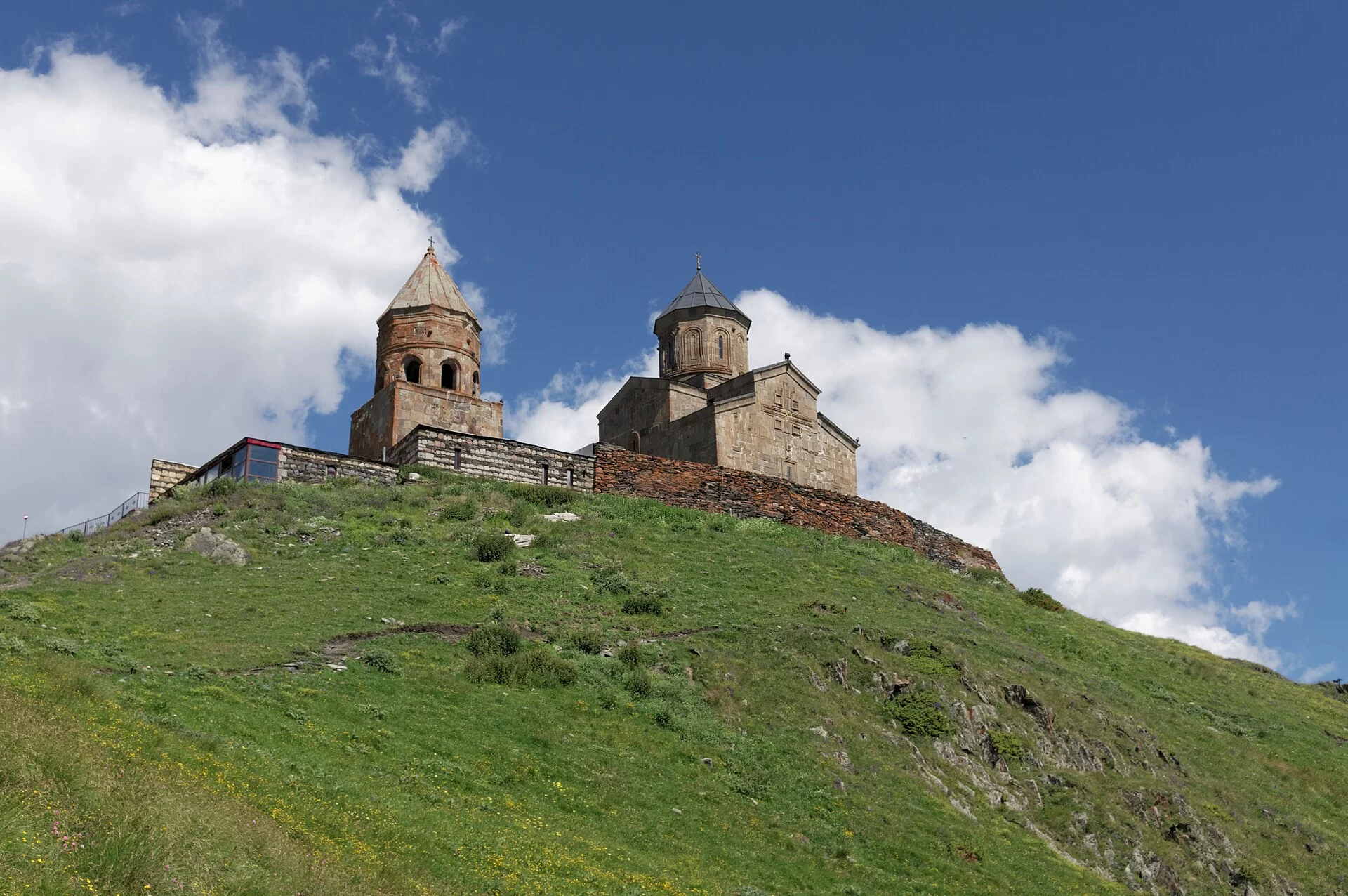 L'église de la Trinité de Gergeti sur sa colline verte, en Géorgie
