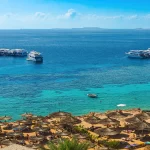 Bateaux sur les eaux turquoise de la mer Rouge à Charm el-Cheikh, en Égypte
