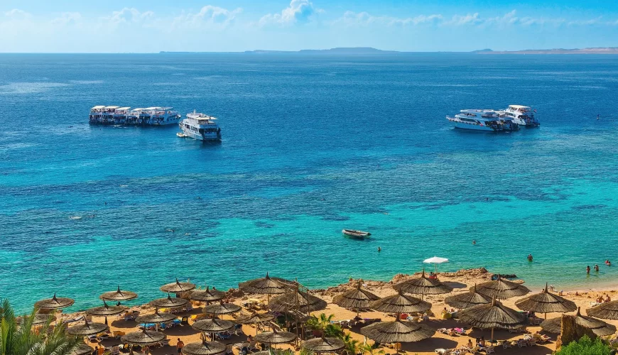 Bateaux sur les eaux turquoise de la mer Rouge à Charm el-Cheikh, en Égypte