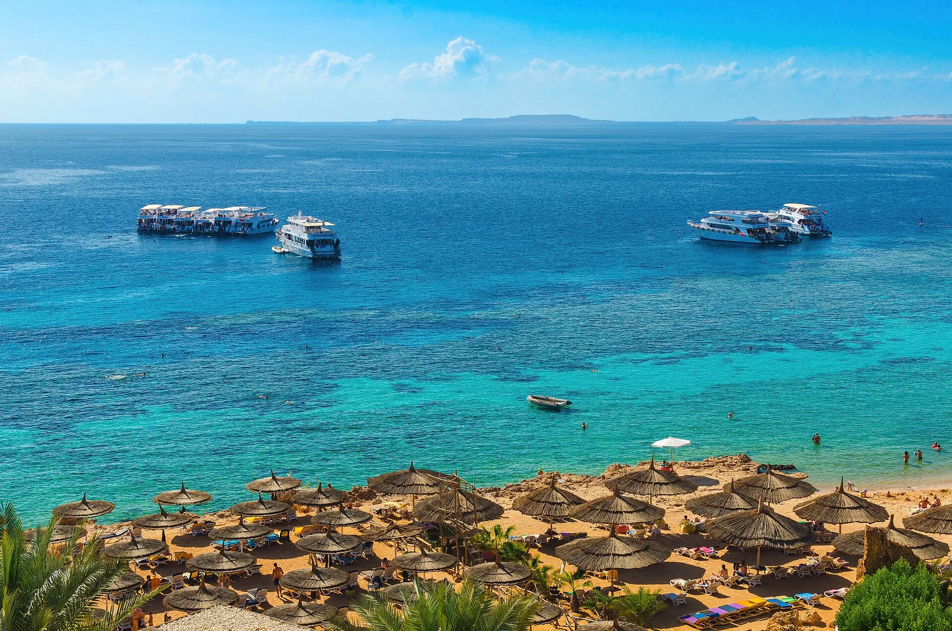 Bateaux sur les eaux turquoise de la mer Rouge à Charm el-Cheikh, en Égypte