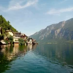 Le lac de Hallstatt et ses maisons au bord de l'eau, dans les Alpes autrichiennes