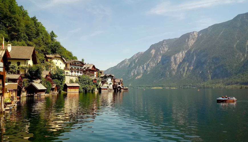 Le lac de Hallstatt et ses maisons au bord de l'eau, dans les Alpes autrichiennes