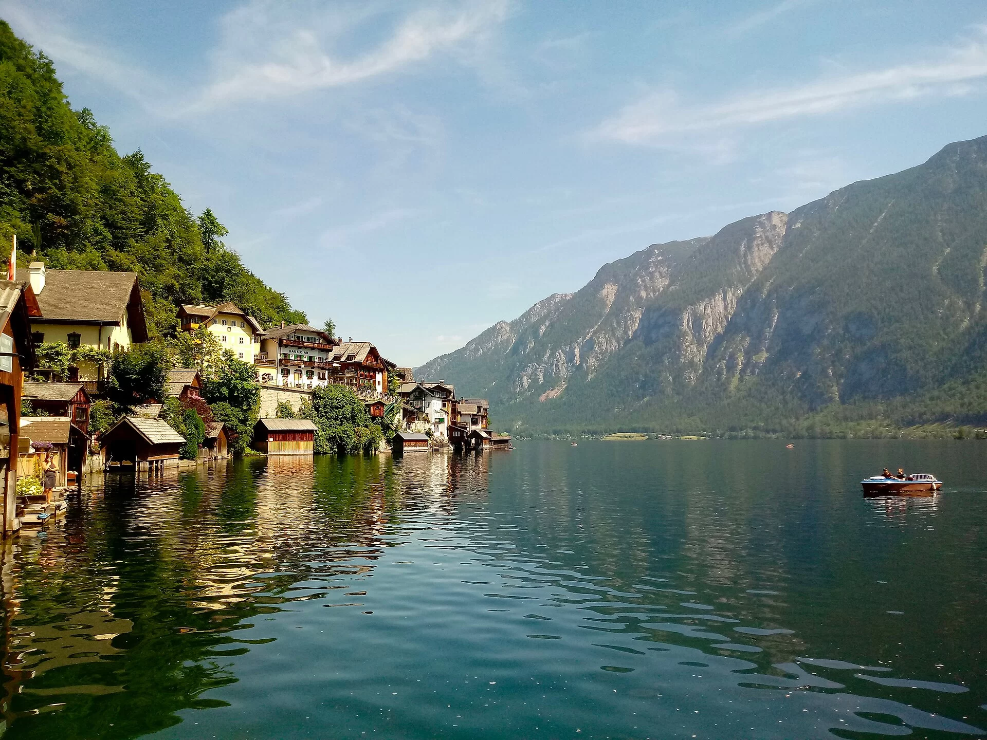 Le lac de Hallstatt et ses maisons au bord de l'eau, dans les Alpes autrichiennes