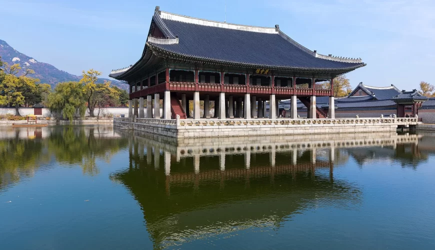 Le pavillon Gyeonghoeru se reflétant dans l'étang du palais Gyeongbokgung à Séoul, en Corée du Sud