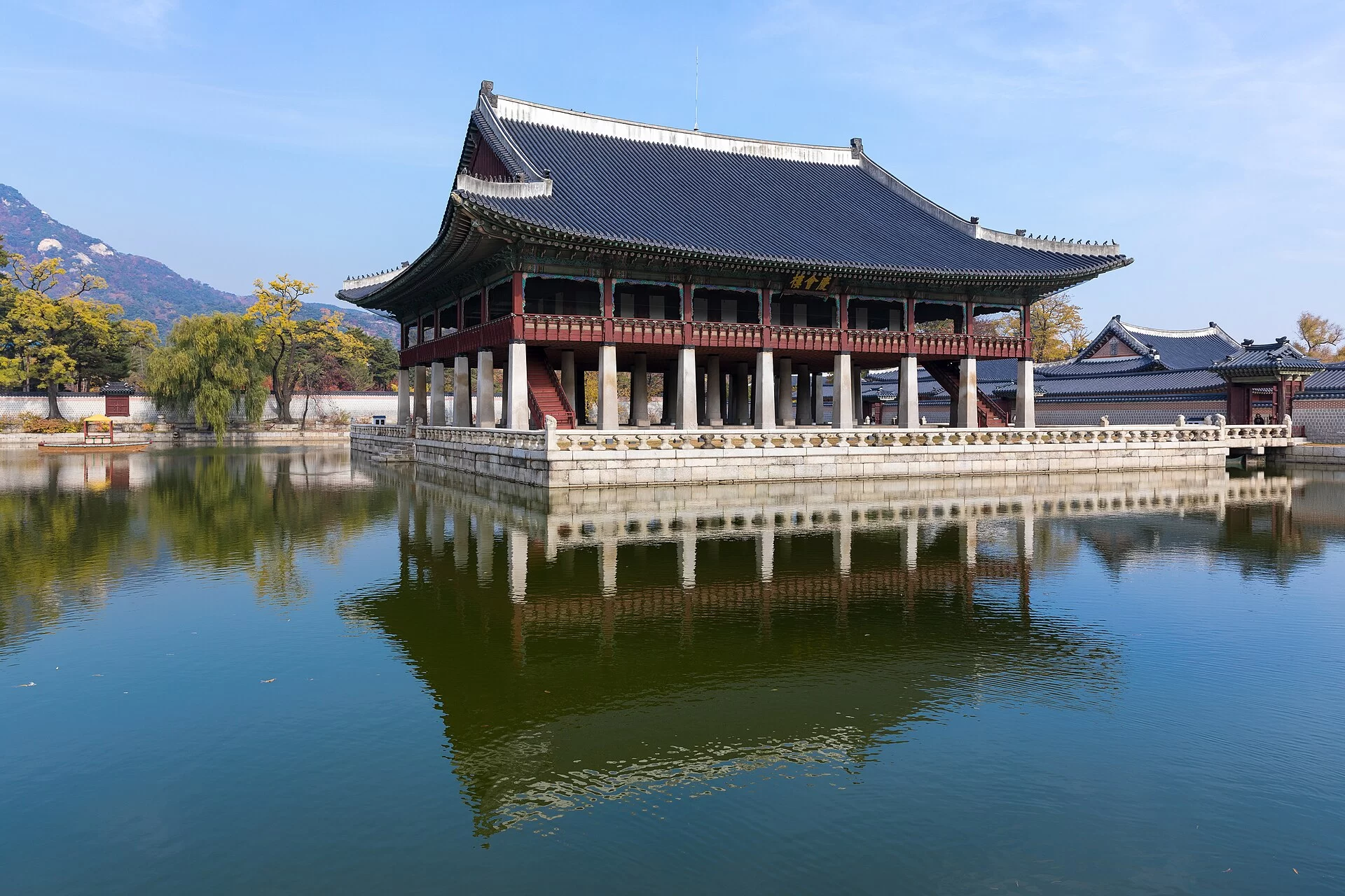 Le pavillon Gyeonghoeru se reflétant dans l'étang du palais Gyeongbokgung à Séoul, en Corée du Sud