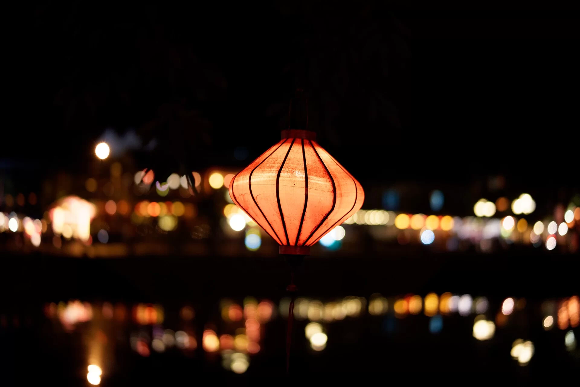 Une lanterne allumée à Hoi An, la nuit