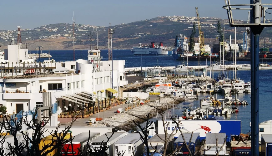 Le port de plaisance de Tanger et la baie