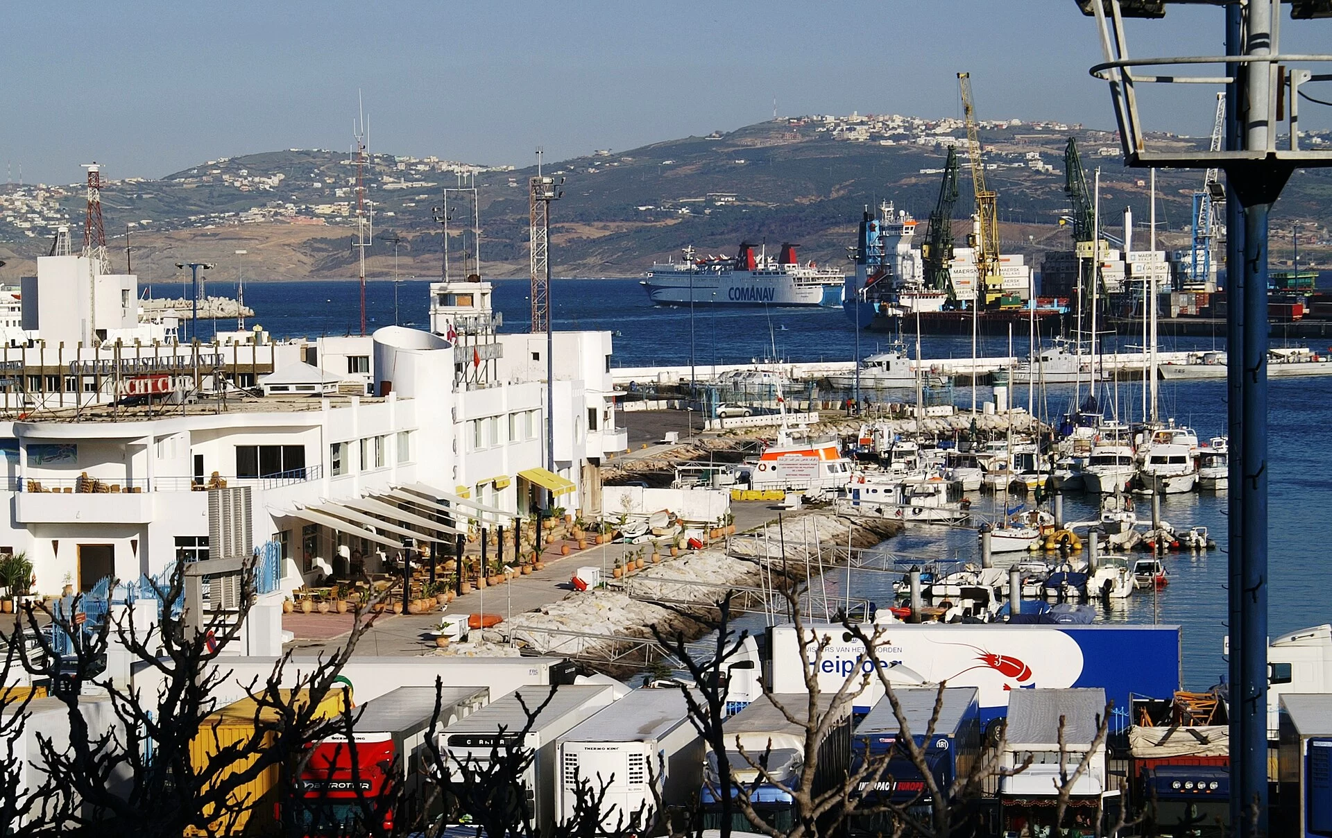 Le port de plaisance de Tanger et la baie