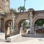 La porte d'Hadrien dans la vieille ville d'Antalya