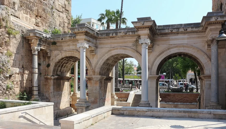 La porte d'Hadrien dans la vieille ville d'Antalya