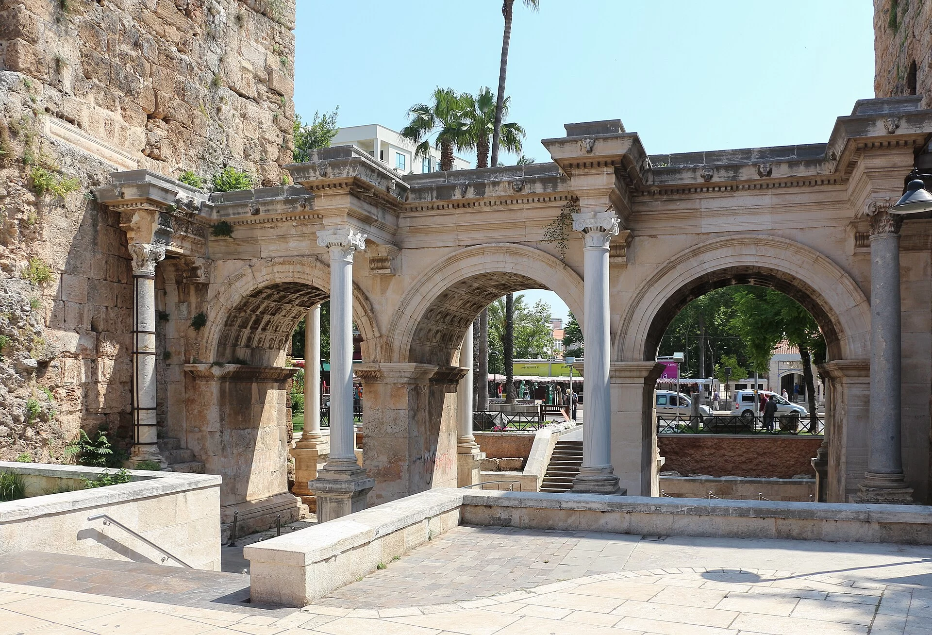 La porte d'Hadrien dans la vieille ville d'Antalya