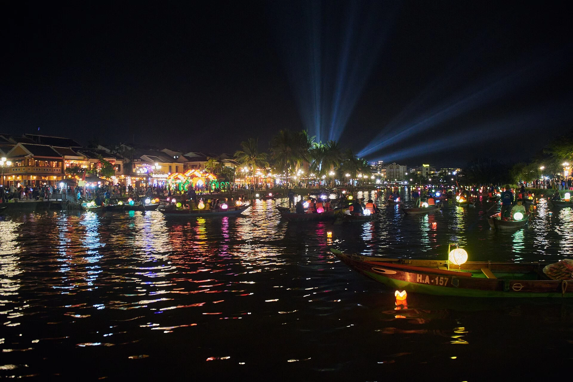 Bateaux et lanternes sur la rivière à Hoi An