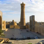 Le minaret Kalyan et les coupoles turquoise de Boukhara, en Ouzbékistan