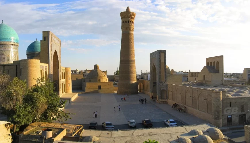 Le minaret Kalyan et les coupoles turquoise de Boukhara, en Ouzbékistan