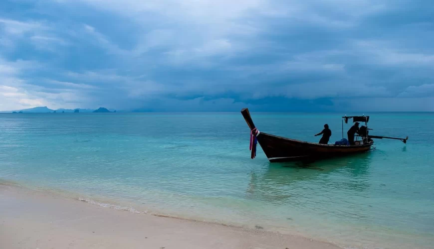 Un bateau longtail sur une plage de sable blanc près de Phuket