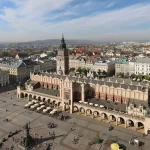 Vue aérienne de la place du Marché et de la halle aux draps à Cracovie, en Pologne