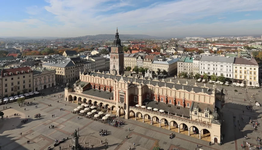 Vue aérienne de la place du Marché et de la halle aux draps à Cracovie, en Pologne
