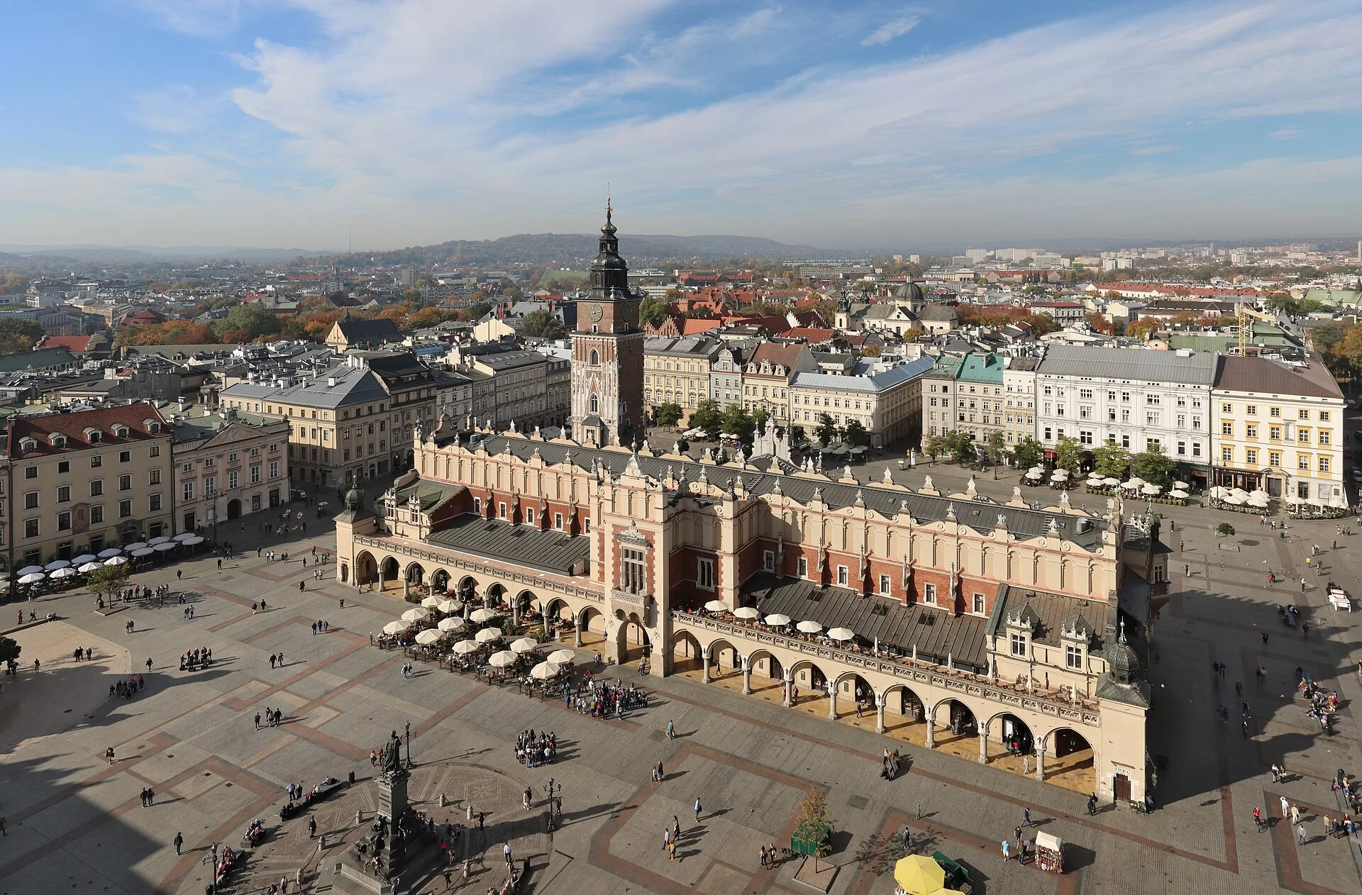 Vue aérienne de la place du Marché et de la halle aux draps à Cracovie, en Pologne