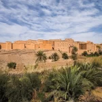 Une kasbah au milieu des palmiers près d'Ouarzazate