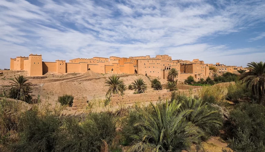 Une kasbah au milieu des palmiers près d'Ouarzazate
