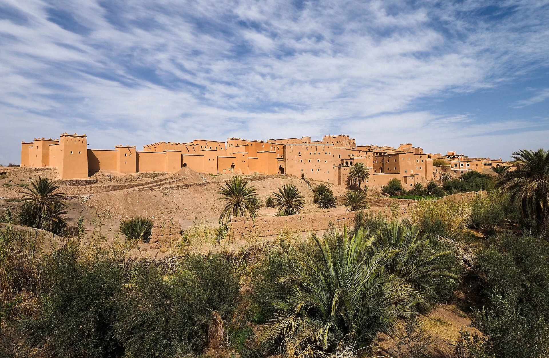 Une kasbah au milieu des palmiers près d'Ouarzazate