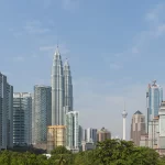 Les tours Petronas et les gratte-ciel de Kuala Lumpur, en Malaisie