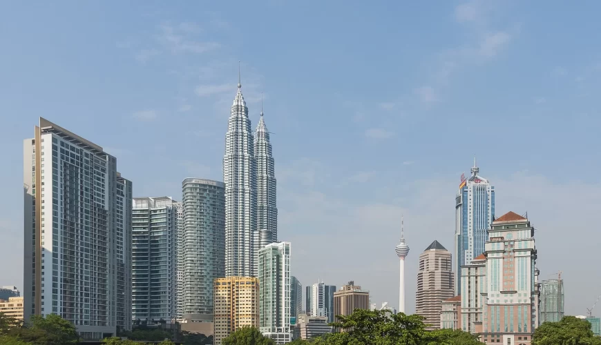 Les tours Petronas et les gratte-ciel de Kuala Lumpur, en Malaisie
