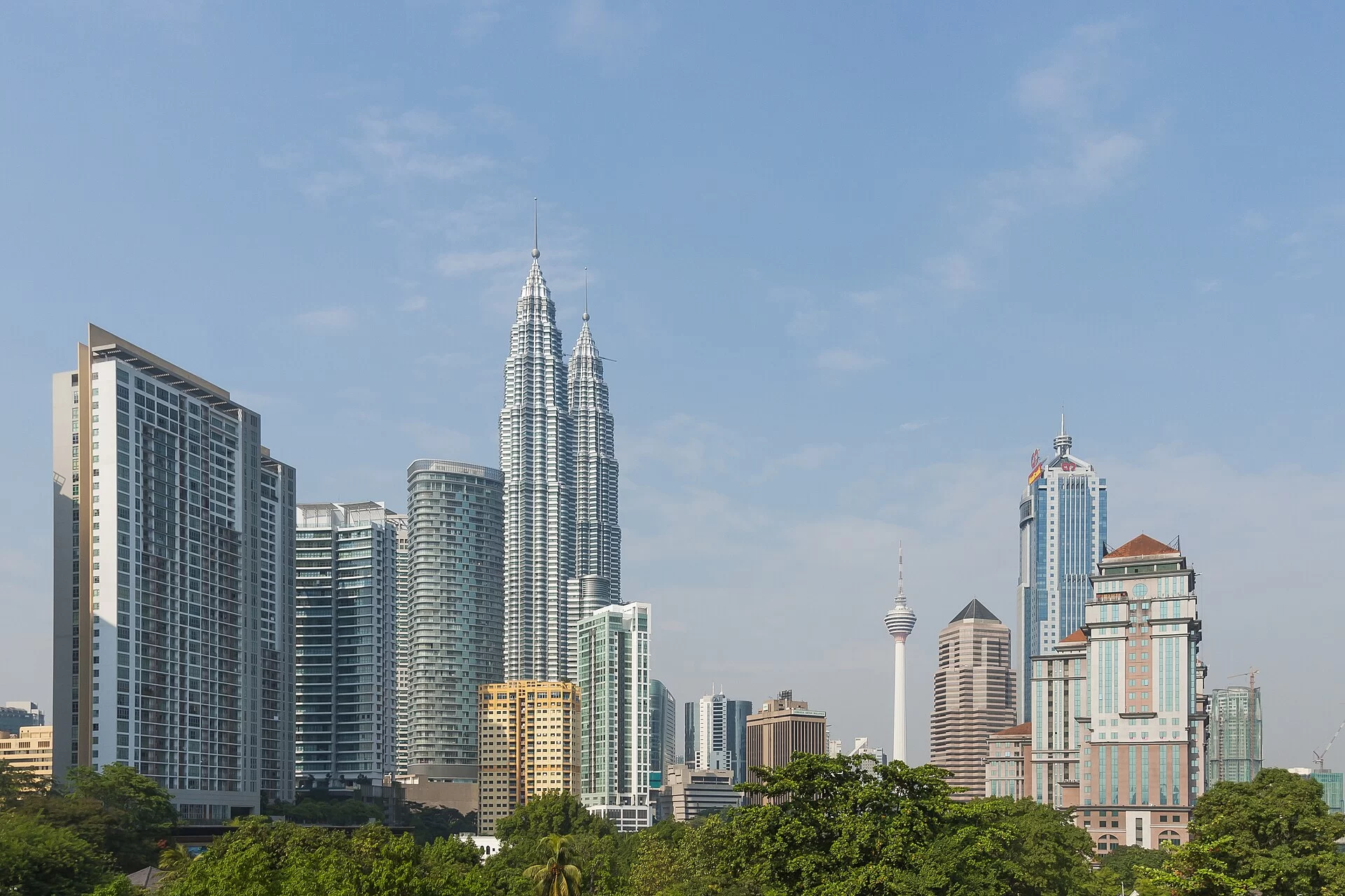 Les tours Petronas et les gratte-ciel de Kuala Lumpur, en Malaisie