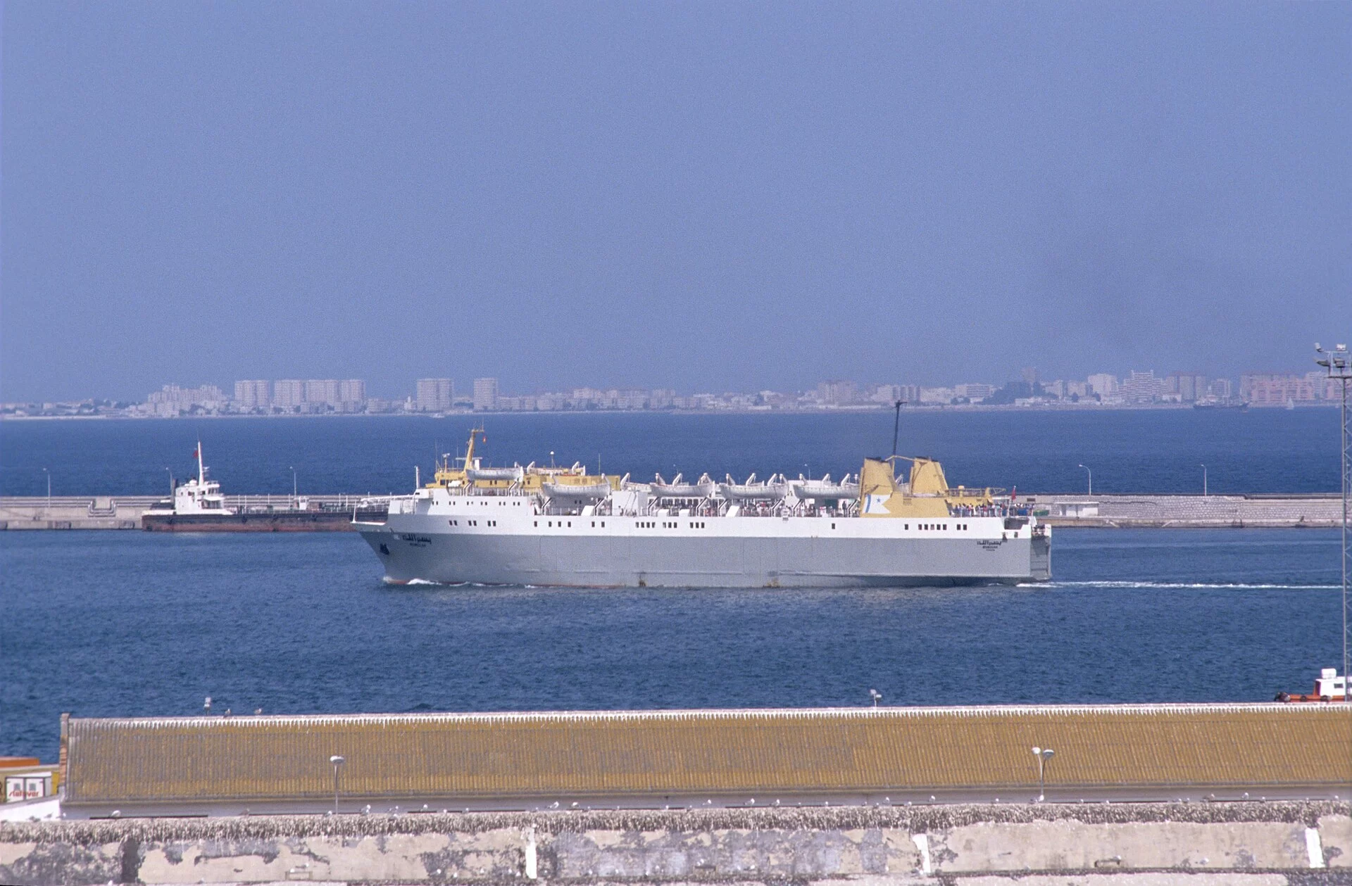 Un ferry en mer, face à la côte du détroit de Gibraltar